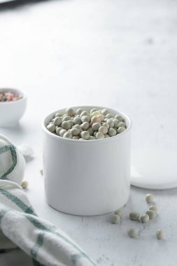 Kavanozda çiğ yeşil bezelye