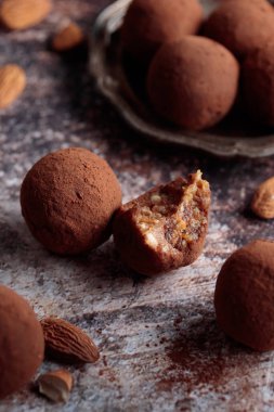 Hindistan cevizli ev yapımı hurma şekerleri.