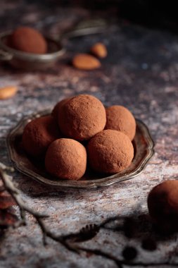 Hindistan cevizli ev yapımı hurma şekerleri.