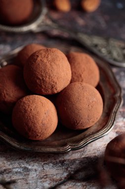 Hindistan cevizli ev yapımı hurma şekerleri.