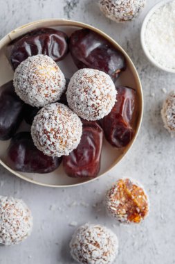 Hindistan cevizli ev yapımı hurma şekerleri.