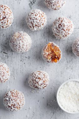 Hindistan cevizli ev yapımı hurma şekerleri.