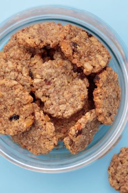 Tabakta ev yapımı müsli kurabiyeleri