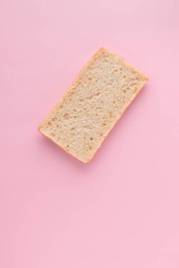 Pembe arkaplanda beyaz ekmek