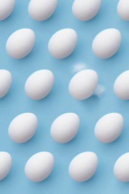 Mavi arka planda yemek desenli yumurtalar.