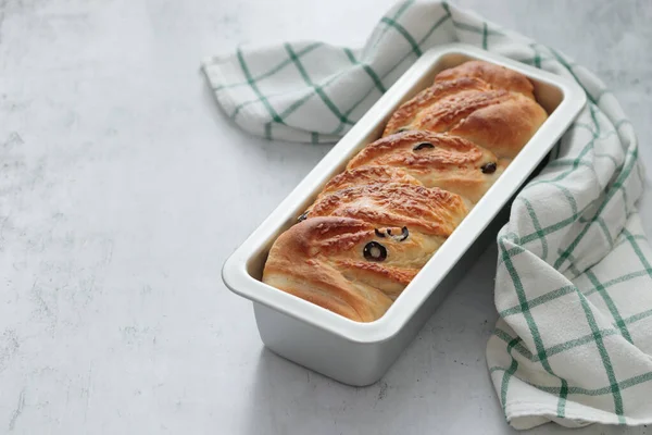 Zelfgebakken Brood Met Kaas Olijven — Stockfoto