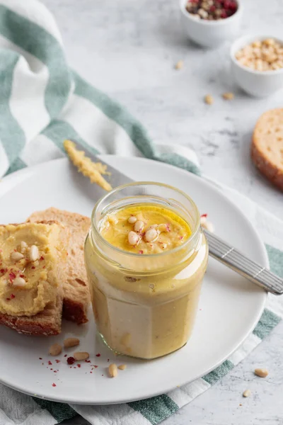 Çam fıstıklı ev yapımı humus.