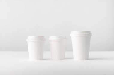 beyaz zemin üzerinde üç kahve fincanı