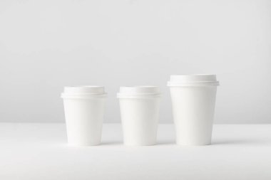 beyaz zemin üzerinde üç kahve fincanı