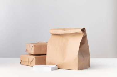 El işi kutuları ve bir kese kağıdı.