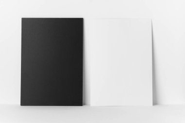 Boş tebeşir tahtası ve beyaz bir masada bir çarşaf.