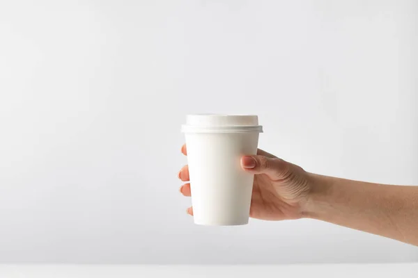 Menselijke Hand Met Een Kopje Koffie Een Witte Achtergrond — Stockfoto