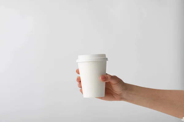 Menselijke Hand Met Een Kopje Koffie Een Witte Achtergrond — Stockfoto