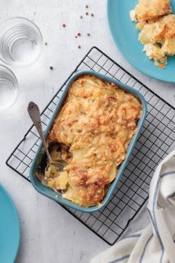 Mavi tabakta ev yapımı patates turtası.