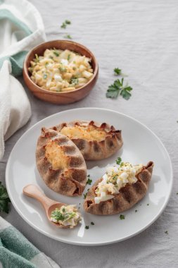 Geleneksel Fin pastası - Pirinç lapalı Karelya çavdar turtası