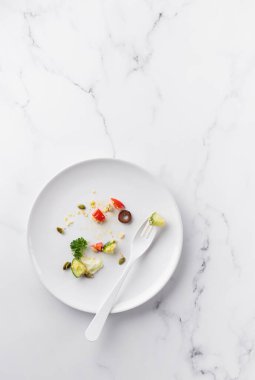 Beyaz tabakta sebze salatası.