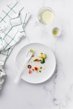 Beyaz tabakta sebze salatası.