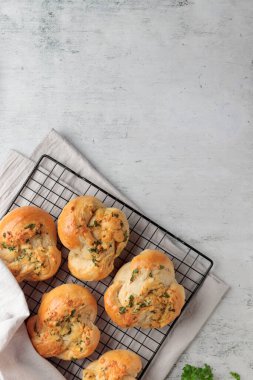 Ev yapımı hamur işi - maydanozlu çörek