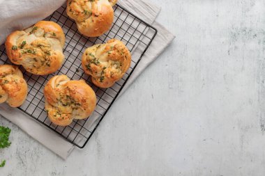 Ev yapımı hamur işi - maydanozlu çörek