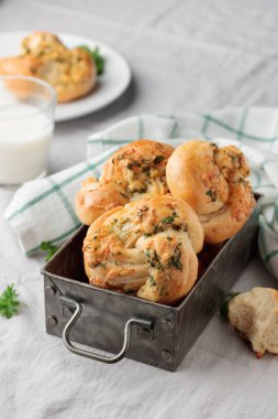 Ev yapımı hamur işi - maydanozlu çörek