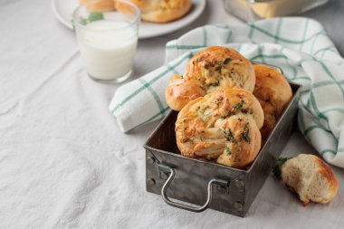 Ev yapımı hamur işi - maydanozlu çörek