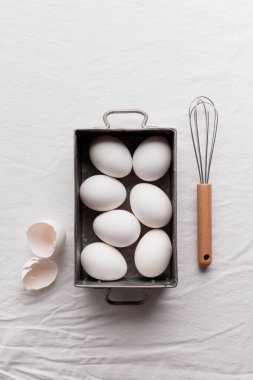 Taze yumurta, yumurta kabuğu ve çırpmak için çırpma.