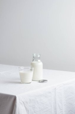 Masada beyaz masa örtüsü ile taze süt