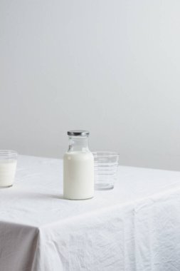 Masada beyaz masa örtüsü ile taze süt