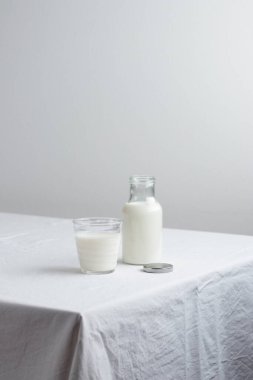 Masada beyaz masa örtüsü ile taze süt