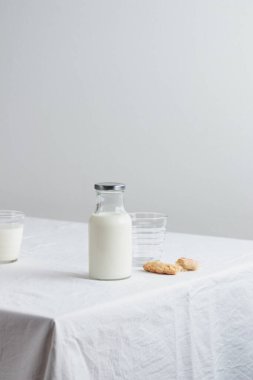 Masada beyaz masa örtüsü ile taze süt