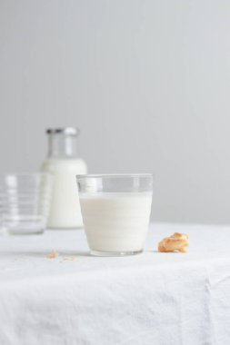 Masada beyaz masa örtüsü ile taze süt