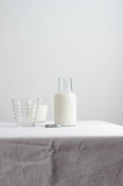 Masada beyaz masa örtüsü ile taze süt