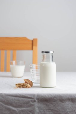 Masada beyaz masa örtüsü ile taze süt