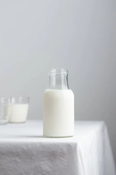 桌上放着鲜牛奶 上面铺着白桌布 — 图库照片