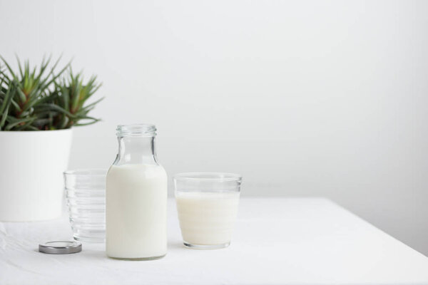 Свежее молоко на столе с белой скатертью