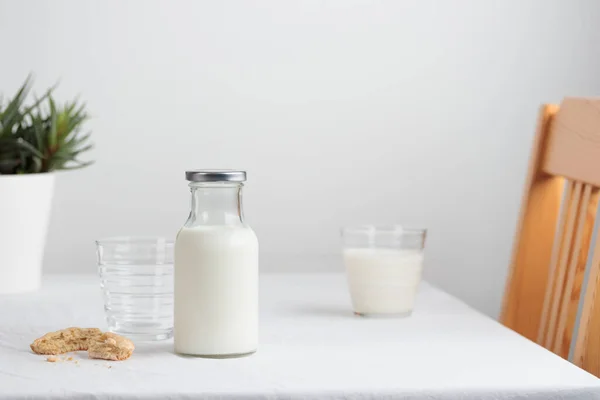 Свежее Молоко Столе Белой Скатертью — стоковое фото