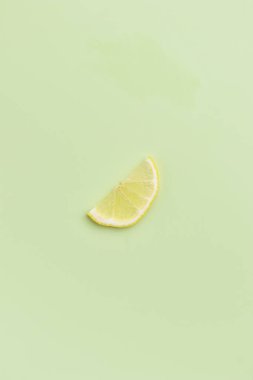 Yeşil arka planda limon dilimi deseni