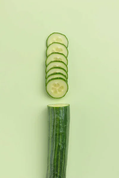 Komkommer Plakjes Een Groene Achtergrond — Stockfoto
