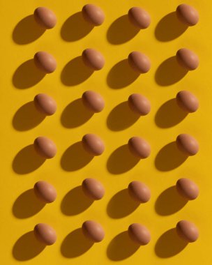 Sarı arka planda tavuk yumurtası