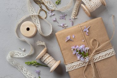 Çiçekler ve kurdelelerle İlkbahar Gri Arkaplanı