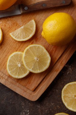 Koyu arkaplanda taze limon dilimleri.