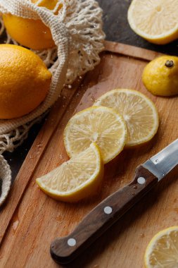 Koyu arkaplanda taze limon dilimleri.