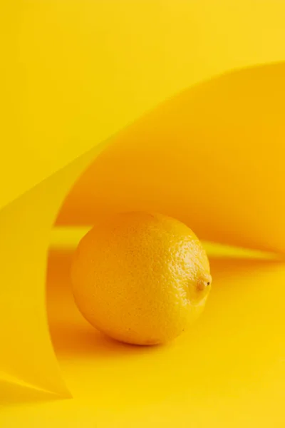 Sarı Arka Planda Limonlar — Stok fotoğraf