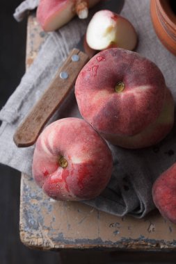 Eski bir köy masasında şeftaliler