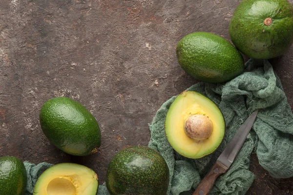 Mogen Avokado Mörk Bakgrund — Stockfoto