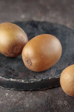 Siyah tahta üzerinde Kivi.