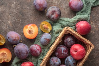 Koyu arkaplanda taze erikler