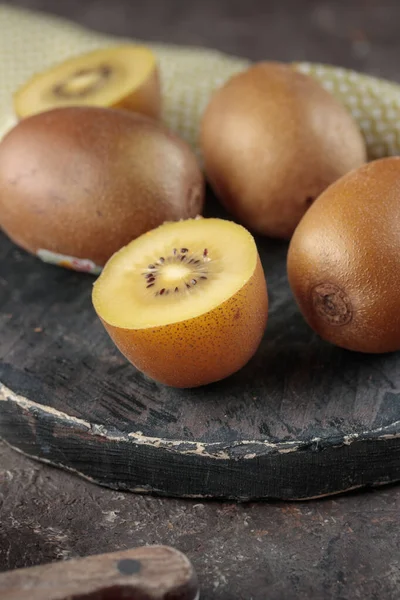 Kiwi Een Zwarte Houten Plank — Stockfoto