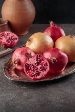 Koyu arkaplanda olgun nar.