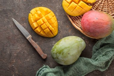 Siyah bir masada mango meyvesi.